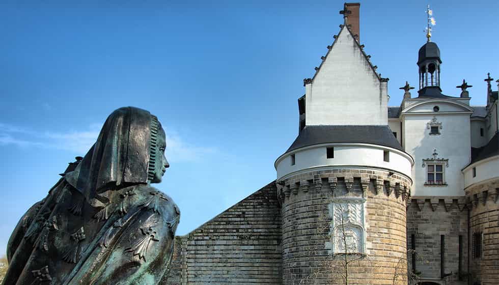 Statue de la duchesse Anne par Jean Fréour devant le Château des ducs de Bretagne.